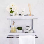 Étagère murale à 2 niveaux avec porte-serviettes et plateaux Chrome/Blanc - Danya B. : Organisateur de rangement de salle de bain moderne