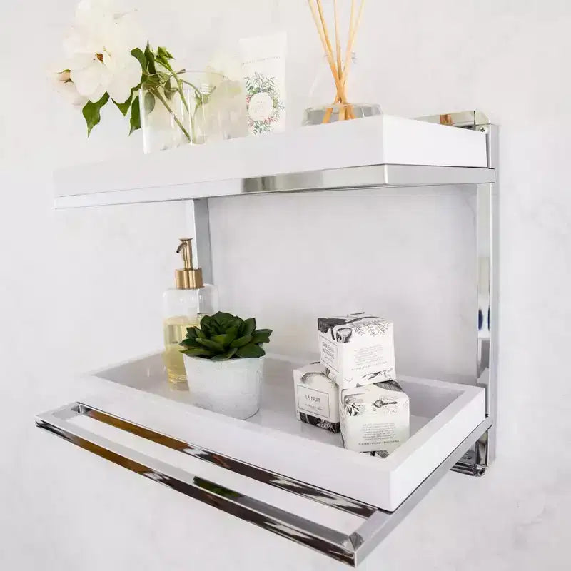 Étagère murale à 2 niveaux avec porte-serviettes et plateaux Chrome/Blanc - Danya B. : Organisateur de rangement de salle de bain moderne