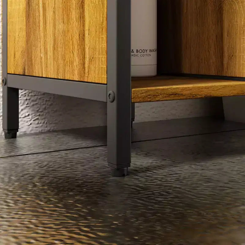 Étagère de rangement industrielle de salle de bain avec portes en treillis métallique et design au-dessus des toilettes