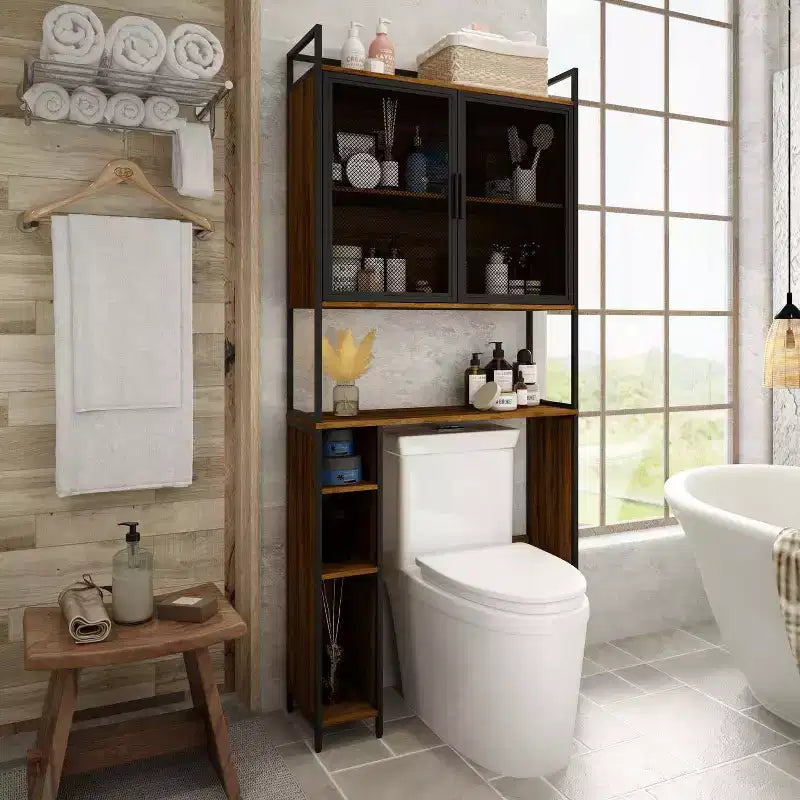 Étagère de rangement industrielle de salle de bain avec portes en treillis métallique et design au-dessus des toilettes