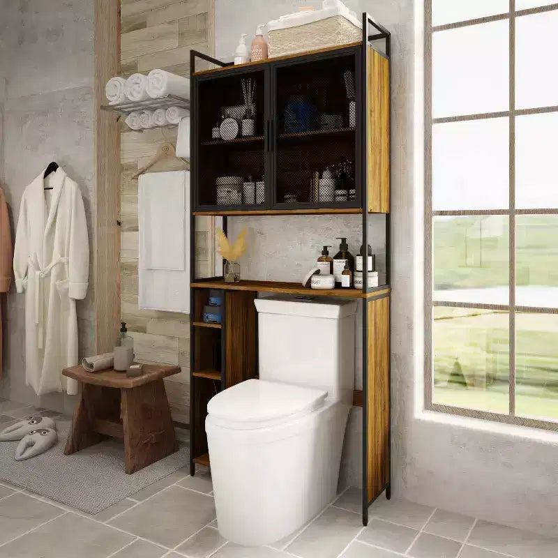 Étagère de rangement industrielle de salle de bain avec portes en treillis métallique et design au-dessus des toilettes