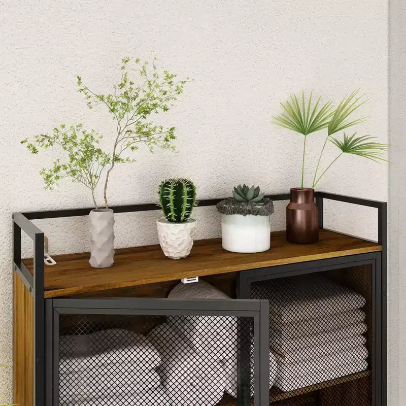 Étagère de rangement industrielle de salle de bain avec portes en treillis métallique et design au-dessus des toilettes