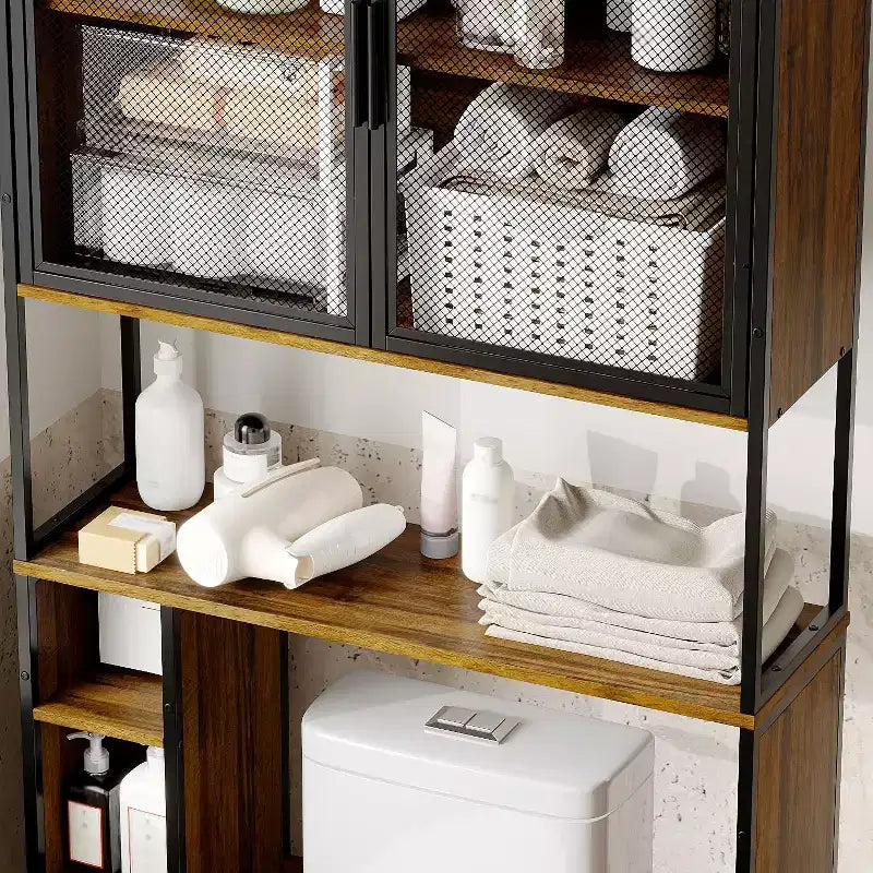Étagère de rangement industrielle de salle de bain avec portes en treillis métallique et design au-dessus des toilettes