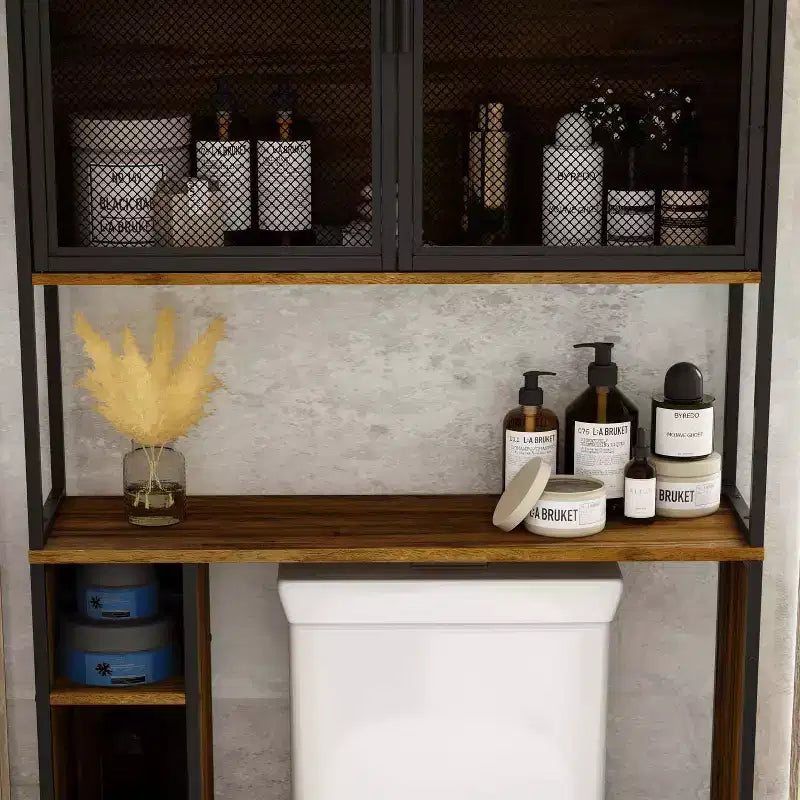 Étagère de rangement industrielle de salle de bain avec portes en treillis métallique et design au-dessus des toilettes