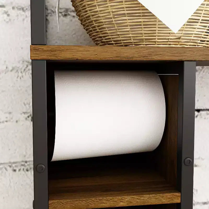 Étagère de rangement industrielle de salle de bain avec portes en treillis métallique et design au-dessus des toilettes