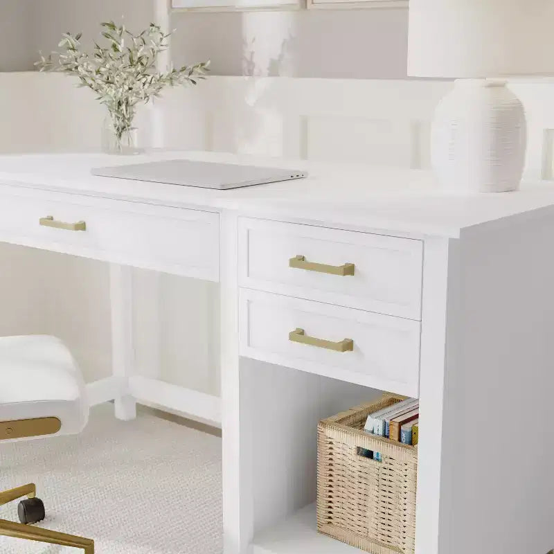 Bureau de style Shaker Martha Stewart Hutton avec 2 tiroirs latéraux, blanc avec quincaillerie en laiton poli
