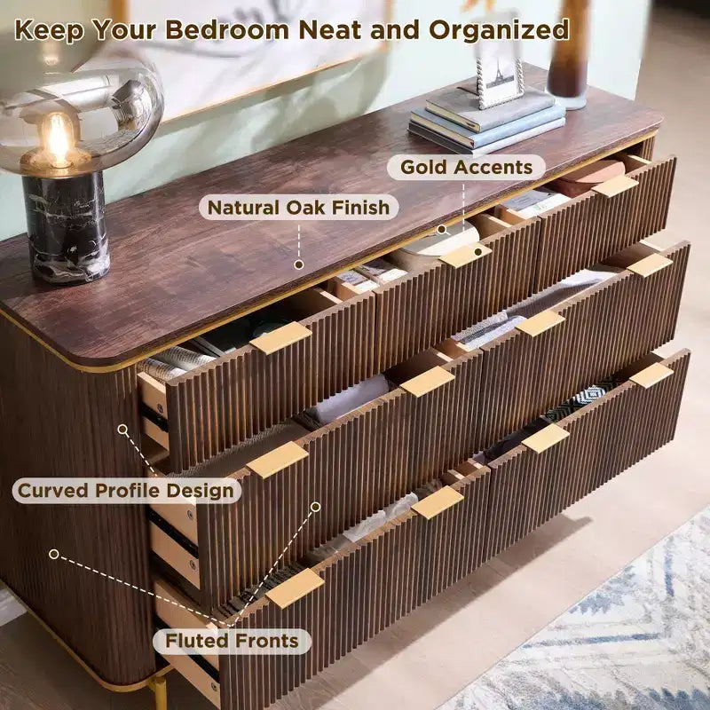 Commode moderne SinCiDo Fluted à 7 tiroirs, meuble TV de 54 po de large avec accents dorés, organisateur de rangement en bois pour chambre à coucher, salon