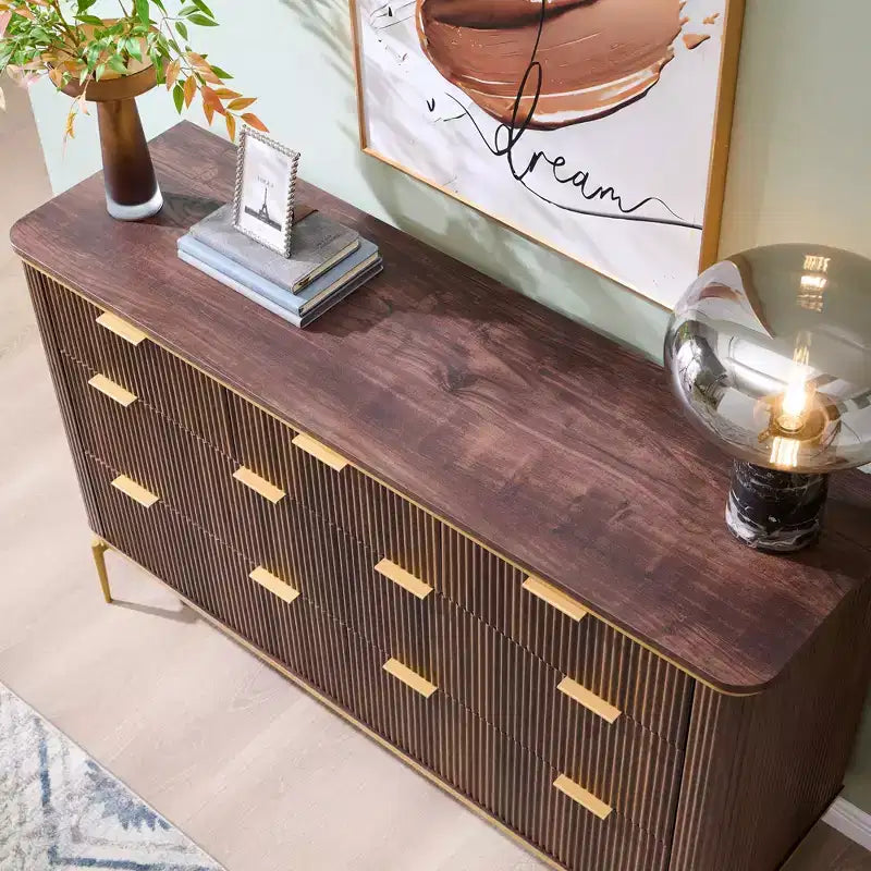 Commode moderne SinCiDo Fluted à 7 tiroirs, meuble TV de 54 po de large avec accents dorés, organisateur de rangement en bois pour chambre à coucher, salon