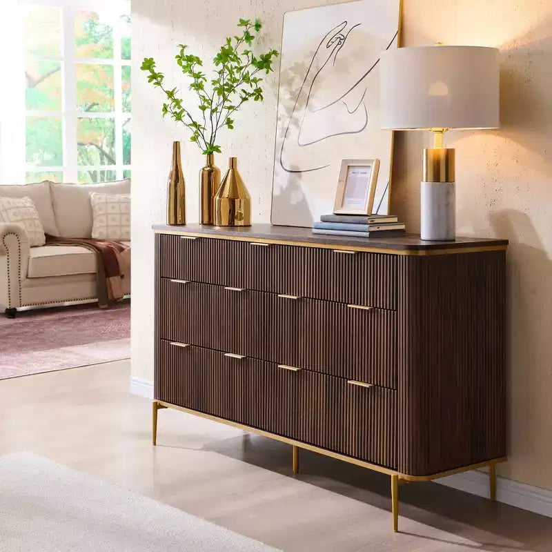 Commode moderne SinCiDo Fluted à 7 tiroirs, meuble TV de 54 po de large avec accents dorés, organisateur de rangement en bois pour chambre à coucher, salon