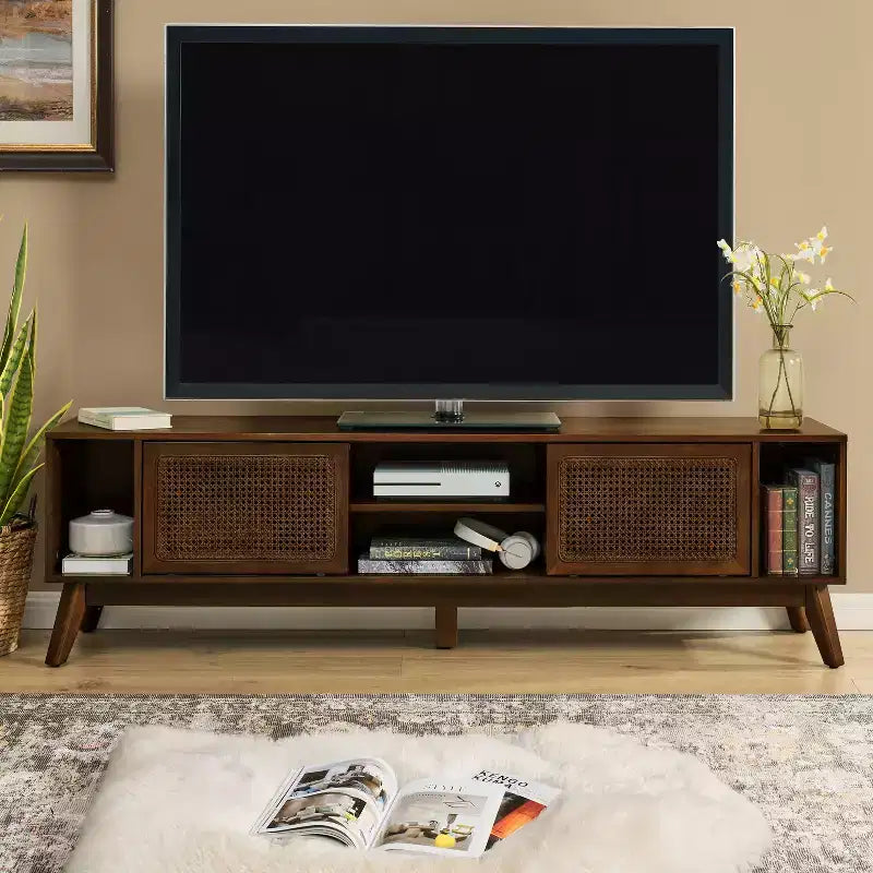 Meuble TV GDFStudio Mandel style moderne du milieu du siècle en bois et rotin de 67,9 po avec 2 portes coulissantes