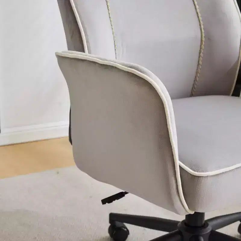 Karl Home | Chaise de bureau pivotante à roulettes Karl Home en velours blanc avec dossier queue de pie de 72,4 cm