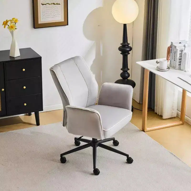 Karl Home | Chaise de bureau pivotante à roulettes Karl Home en velours blanc avec dossier queue de pie de 72,4 cm