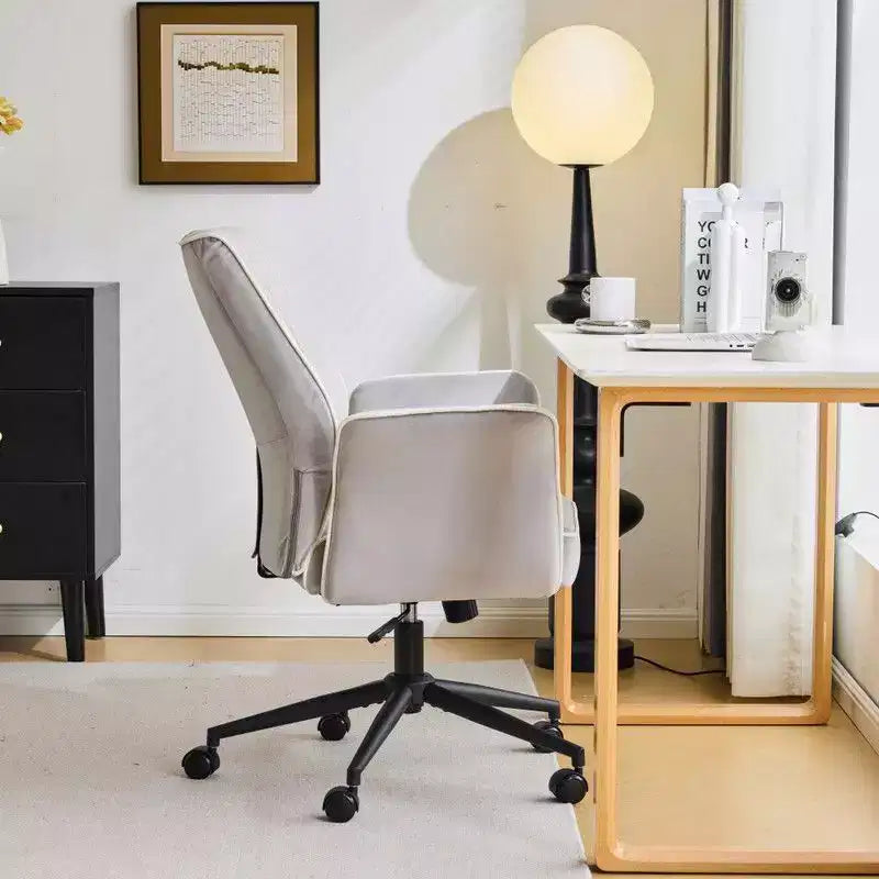 Karl Home | Chaise de bureau pivotante à roulettes Karl Home en velours blanc avec dossier queue de pie de 72,4 cm