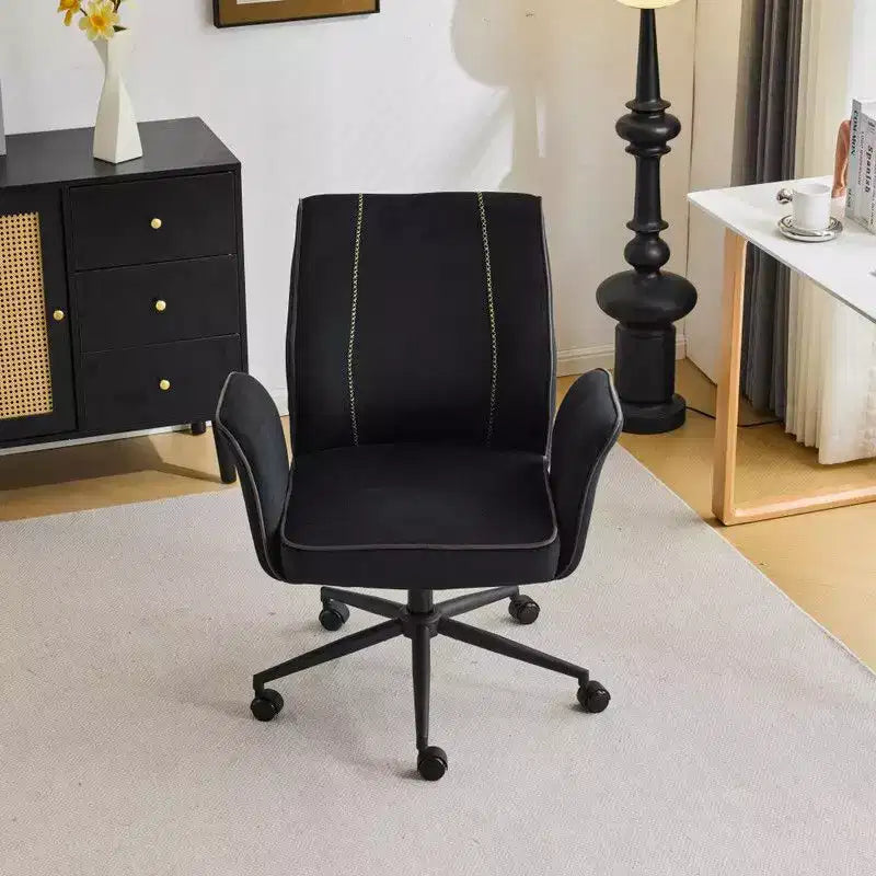 Karl Home | Chaise de bureau pivotante à roulettes Karl Home en velours blanc avec dossier queue de pie de 72,4 cm