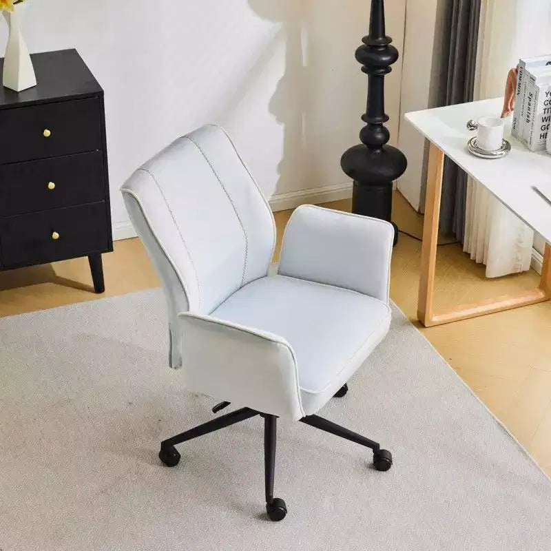 Karl Home | Chaise de bureau pivotante à roulettes Karl Home en velours blanc avec dossier queue de pie de 72,4 cm