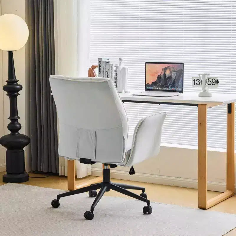 Karl Home | Chaise de bureau pivotante à roulettes Karl Home en velours blanc avec dossier queue de pie de 72,4 cm