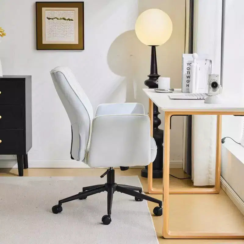 Karl Home | Chaise de bureau pivotante à roulettes Karl Home en velours blanc avec dossier queue de pie de 72,4 cm