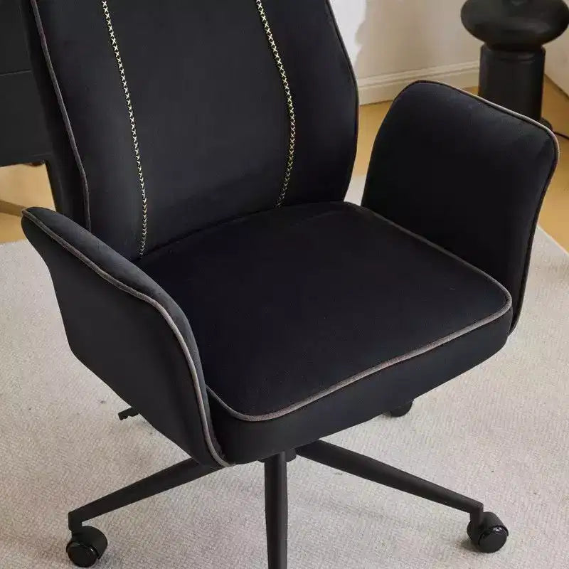 Karl Home | Chaise de bureau pivotante à roulettes Karl Home en velours blanc avec dossier queue de pie de 72,4 cm