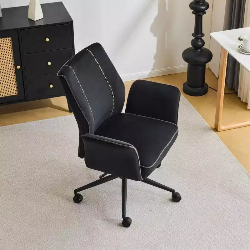 Karl Home | Chaise de bureau pivotante à roulettes Karl Home en velours blanc avec dossier queue de pie de 72,4 cm