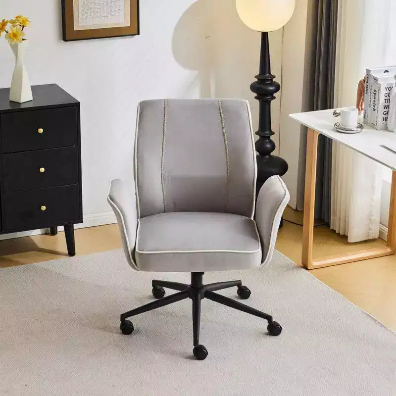 Karl Home | Chaise de bureau pivotante à roulettes Karl Home en velours blanc avec dossier queue de pie de 72,4 cm