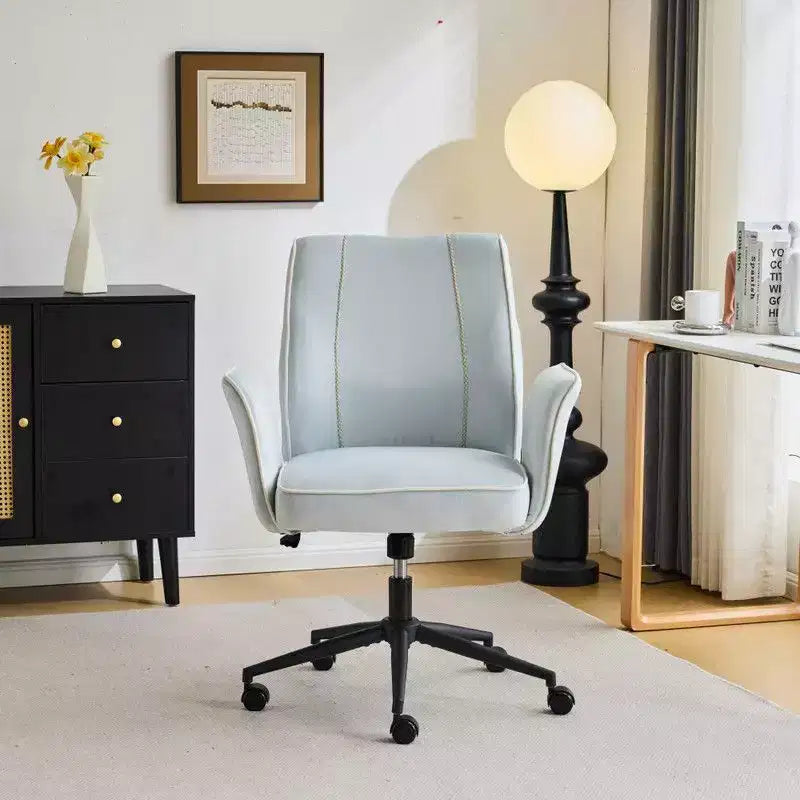Karl Home | Chaise de bureau pivotante à roulettes Karl Home en velours blanc avec dossier queue de pie de 72,4 cm