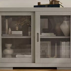 Meuble TV industriel Famapy pour le salon : Portes coulissantes en verre, étagères réglables, console multimédia au design intelligent et peu encombrant
