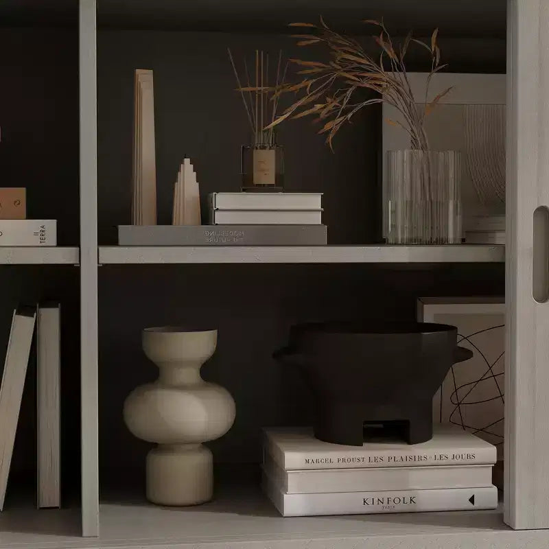 Meuble TV industriel Famapy pour le salon : Portes coulissantes en verre, étagères réglables, console multimédia au design intelligent et peu encombrant