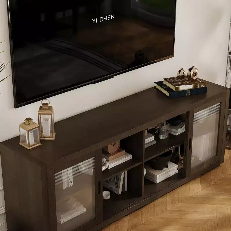 Meuble TV industriel Famapy pour le salon : Portes coulissantes en verre, étagères réglables, console multimédia au design intelligent et peu encombrant