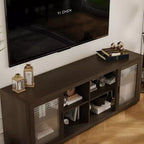 Meuble TV industriel Famapy pour le salon : Portes coulissantes en verre, étagères réglables, console multimédia au design intelligent et peu encombrant