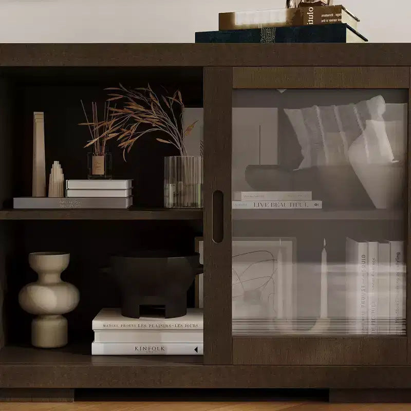 Meuble TV industriel Famapy pour le salon : Portes coulissantes en verre, étagères réglables, console multimédia au design intelligent et peu encombrant