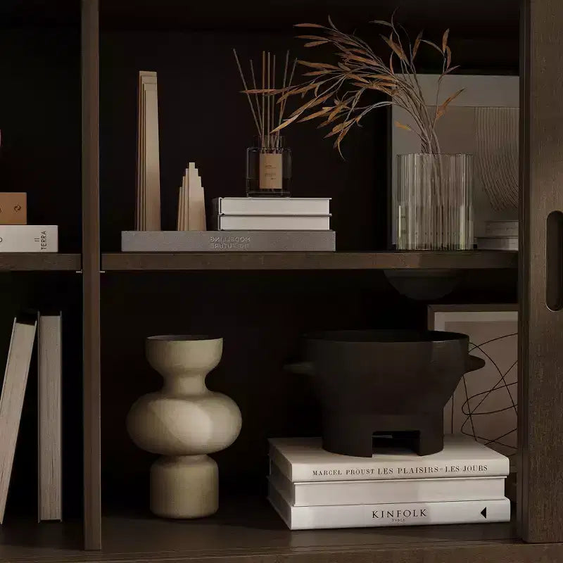 Meuble TV industriel Famapy pour le salon : Portes coulissantes en verre, étagères réglables, console multimédia au design intelligent et peu encombrant