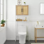 Meuble de rangement au-dessus des toilettes avec étagère réglable et portes en rotin, organisateur de salle de bain peu encombrant au-dessus des toilettes avec poignée en métal, blanc