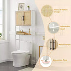 Meuble de rangement au-dessus des toilettes avec étagère réglable et portes en rotin, organisateur de salle de bain peu encombrant au-dessus des toilettes avec poignée en métal, blanc