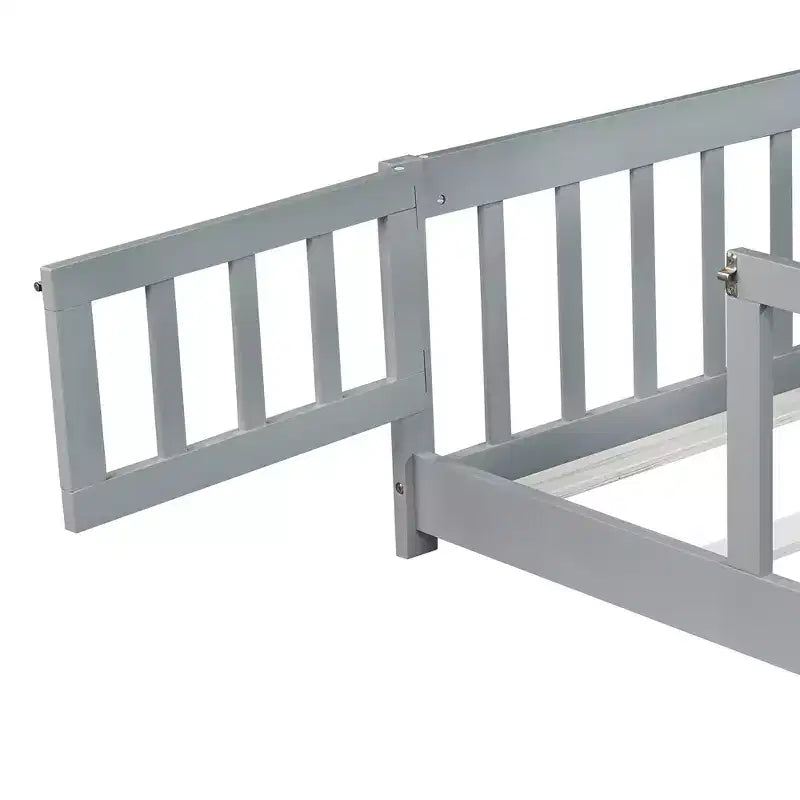 MAYEERTY Lit au sol pleine grandeur avec clôture et porte, barrières de sécurité en bois d'hévéa gris