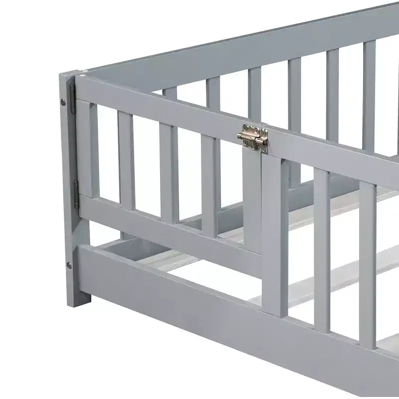 MAYEERTY Lit au sol pleine grandeur avec clôture et porte, barrières de sécurité en bois d'hévéa gris