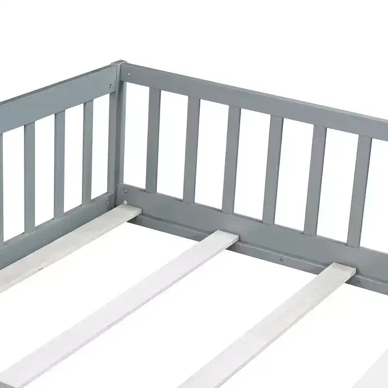 MAYEERTY Lit au sol pleine grandeur avec clôture et porte, barrières de sécurité en bois d'hévéa gris
