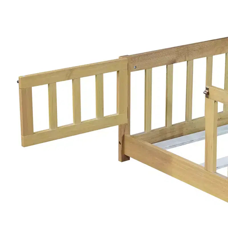 MAYEERTY Lit au sol complet avec clôture et porte, barrières de sécurité en bois d'hévéa beige