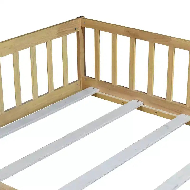 MAYEERTY Lit au sol complet avec clôture et porte, barrières de sécurité en bois d'hévéa beige