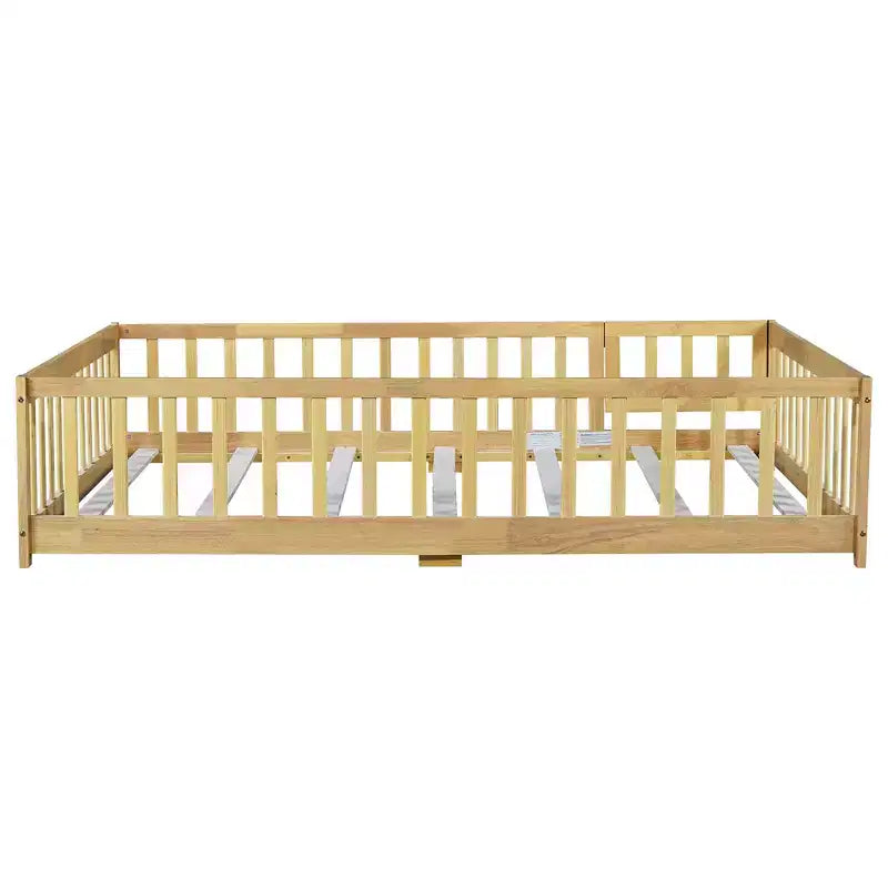 MAYEERTY Lit au sol complet avec clôture et porte, barrières de sécurité en bois d'hévéa beige