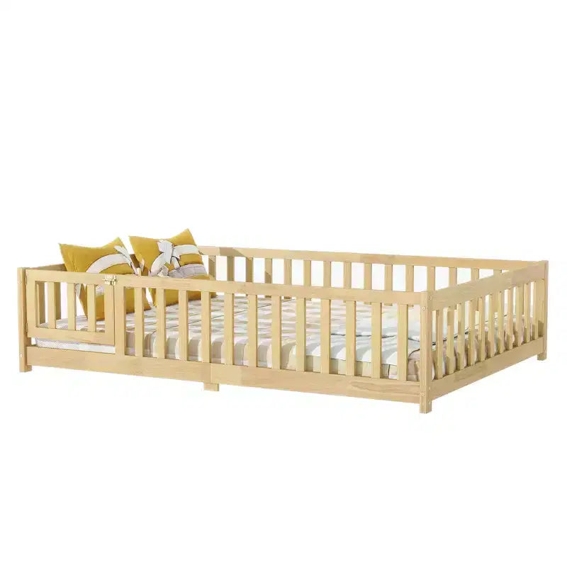 MAYEERTY Lit au sol complet avec clôture et porte, barrières de sécurité en bois d'hévéa beige