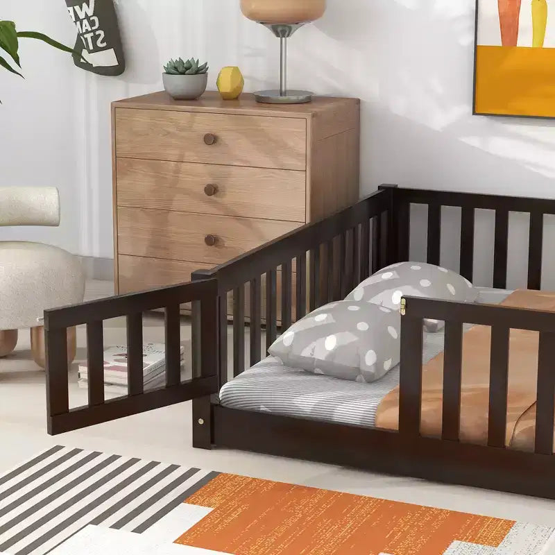 Lit au sol intégral MAYEERTY avec clôture et porte, barrières de lit en bois d'hévéa marron