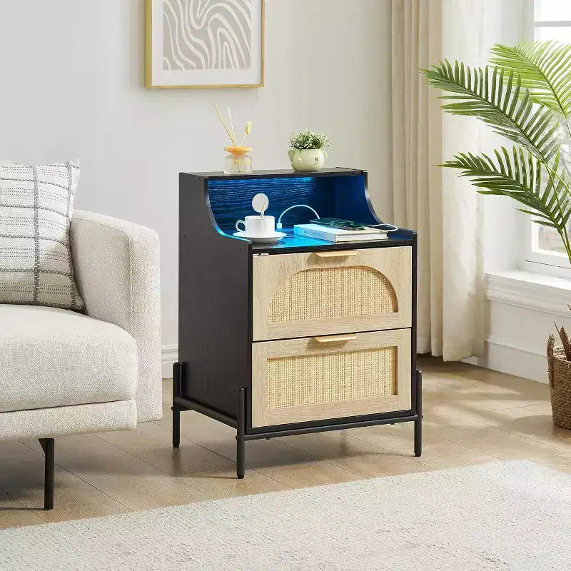 DobleePy Table de chevet en rotin avec station de charge et lumières LED, table de chevet à 2 tiroirs, table d'appoint de rangement pour chambre, salon, noir