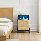 DobleePy Table de chevet en rotin avec station de charge et lumières LED, table de chevet à 2 tiroirs, table d'appoint de rangement pour chambre, salon, noir