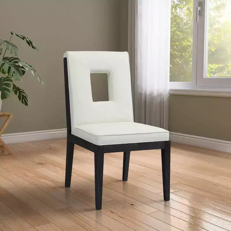 Meridian Furniture, Chaise de salle à manger Gwendolyn en cuir végétalien, lot de 2