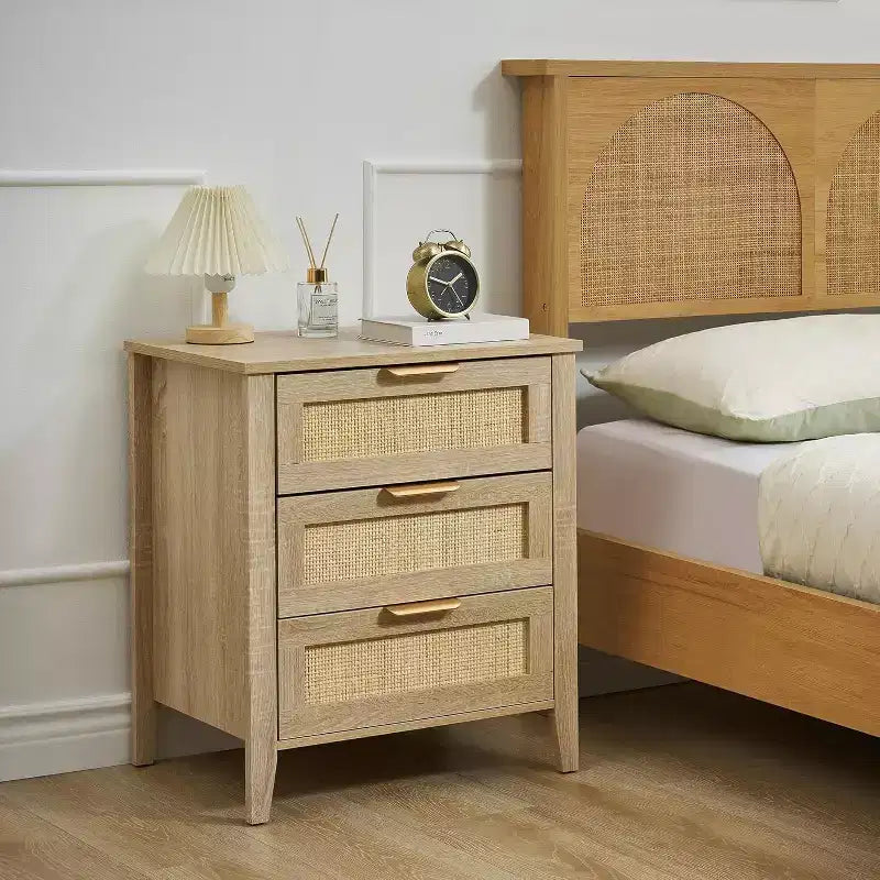 Table de chevet en rotin 21,7L x 15,7l x 25H, finition chêne avec 3 tiroirs en rotin naturel, pieds en bois massif, table de chevet bohème pour chambre et salon