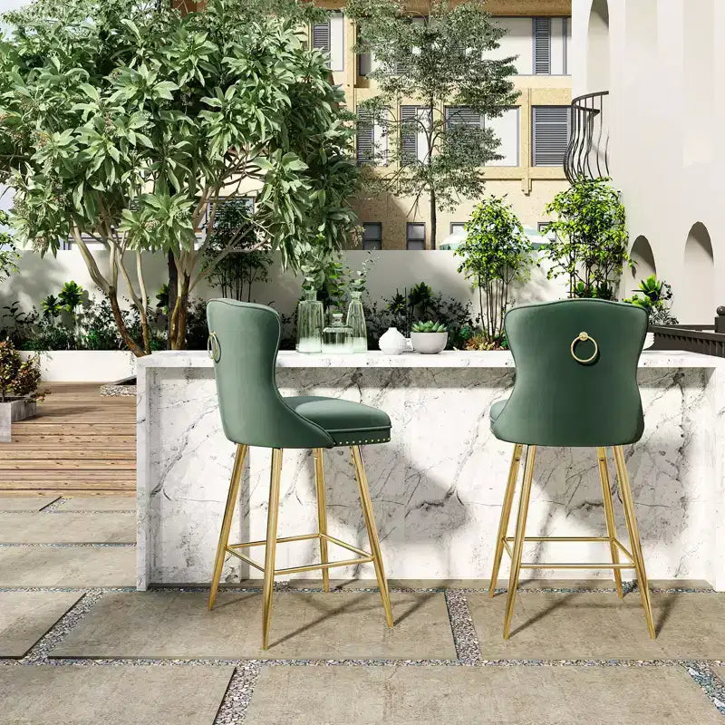PexFix Lot de 2 tabourets de bar en velours, hauteur comptoir, pieds en métal, dossier à oreilles capitonné avec boutons et clous décoratifs, couleur verte
