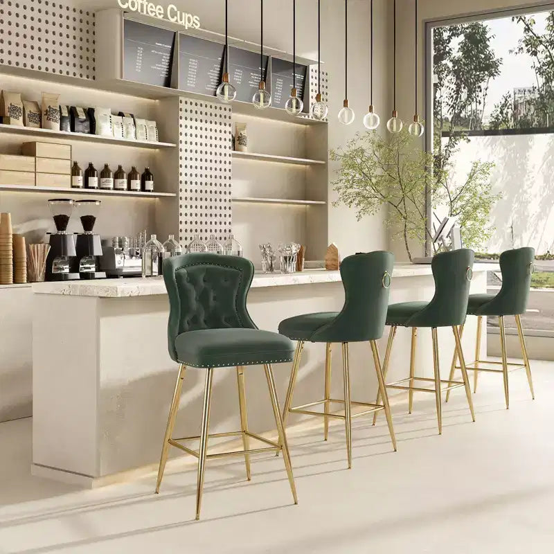 PexFix Lot de 2 tabourets de bar en velours, hauteur comptoir, pieds en métal, dossier à oreilles capitonné avec boutons et clous décoratifs, couleur verte