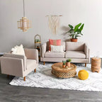 Fauteuil Atley moderne rembourré à accoudoirs hauts avec pieds en bois massif