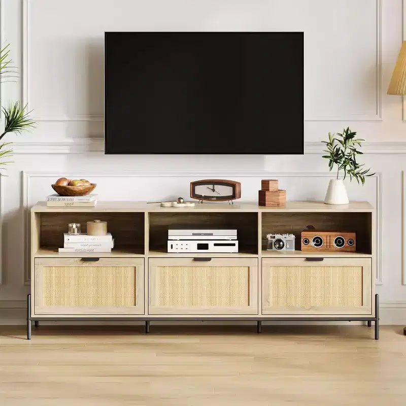 Meuble TV en rotin GustoWave pour téléviseurs jusqu'à 75 pouces, meuble de divertissement moderne du milieu du siècle avec étagère ouverte et 3 tiroirs pour le salon
