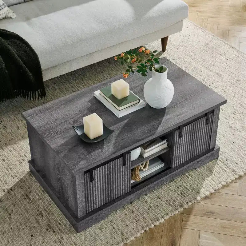 Table basse de ferme Okak 41 avec porte de grange coulissante, 3 compartiments de rangement et étagères réglables, table basse rectangulaire en bois pour salon